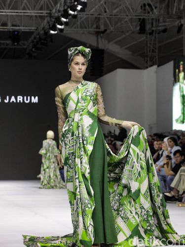 Fashion show Benang Jarum dan Nada Puspita di JFW 2025 Fashion show Benang Jarum dan Nada Puspita di JFW 2025