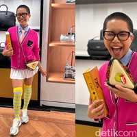 Cadbury Lemonade aka Mbak Tumbas mencuri atensi di Kate Spade Grand Indonesia Opening Party. Influencer fashion yang populer dengan gaya nyentriknya itu tampil memakai Noel Cardigan berwarna pink dan koleksi tas 3D berbentuk sandwich. Foto: dok. R Chairini Putong/Wolipop