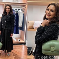 Aktris Donna Agnesia terlihat anggun dalam balutan blazer dan skirt hitam. Koleksi tas hijau Kate Spade Deco jadi fashion statement-nya. Tas tersebut memiliki desain minimalis dengan clasp berbentuk huruf K. Foto: dok. R Chairini Putong/Wolipop