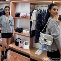 Bintang film Home Sweet Loan, Fita Anggriani tampil dengan gaya preppy dalam balutan cardigan dan mini skirt. Dakota Metallic Saddle Bag jadi koleksi favoritnya di butik Kate Spade Grand Indonesia. Foto: dok. R Chairini Putong/Wolipop