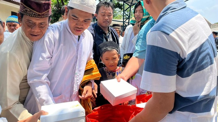 Humas Polri mengadakan Jumat Berkah di 73 masjid di wilayah administrasi Jakarta, dalam rangka menyambut hari jadinya ke-73.