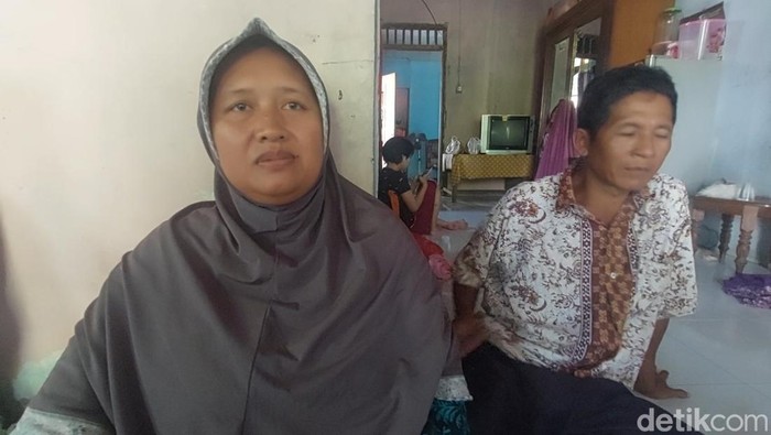 Ibu santriwati korban pembunuhan di Kendal, Rohmatun, saat ditemui di rumahnya, Sabtu (26/10/2024).