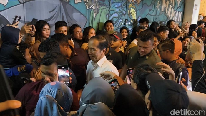 Presiden ke-7 Joko Widodo (Jokowi) menikmati malam minggu di night market Koridor Jalan Gatot Subroto (Gatsu), Kecamatan Serengan, Kota Solo, Sabtu (26/10/2024).