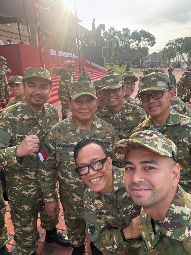 Seragan berikutnya, baju militer dari seragam komponen cadangan (komcad). Potret anggota kabinet memakai seragam loreng diunggah Wamen Lingkungan Hidup Diaz Hendropriyono, Jumat (25/10/2024). Diaz berfoto dengan Menko Pangan Zulkifli Hasan (Zulhas), Menko Infrastruktur dan Pembangunan Agus Harimurti Yudhoyono (AHY). (Foto: Dok. Wamenaker Noel)