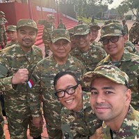 Seragan berikutnya, baju militer dari seragam komponen cadangan (komcad). Potret anggota kabinet memakai seragam loreng diunggah Wamen Lingkungan Hidup Diaz Hendropriyono, Jumat (25/10/2024). Diaz berfoto dengan Menko Pangan Zulkifli Hasan (Zulhas), Menko Infrastruktur dan Pembangunan Agus Harimurti Yudhoyono (AHY). (Foto: Dok. Wamenaker Noel)