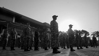 Seluruh Kabinet mengenakan seragam Komponen Cadangan (Komcad). Presiden Prabowo mengatakan the military way adalah cara yang biasa dipakai dalam pemerintahan hingga perusahaan untuk menyelaraskan kedisiplinan dan kesetiaan kepada bangsa dan negara. Saya tidak bermaksud membuat anda militeristik, salah, bukan itu, jelas Prabowo dalam keterangan resmi Tim Komunikasi Kepresidenan, Jumat (25/10/2024). Foto: Dok. pribadi Prabowo Subianto/Instagram