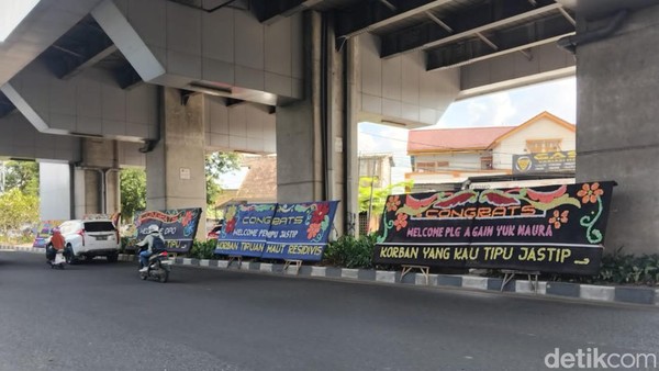 Karangan Bunga Sambut Selebgram Alnaura di Depan Kejari Palembang