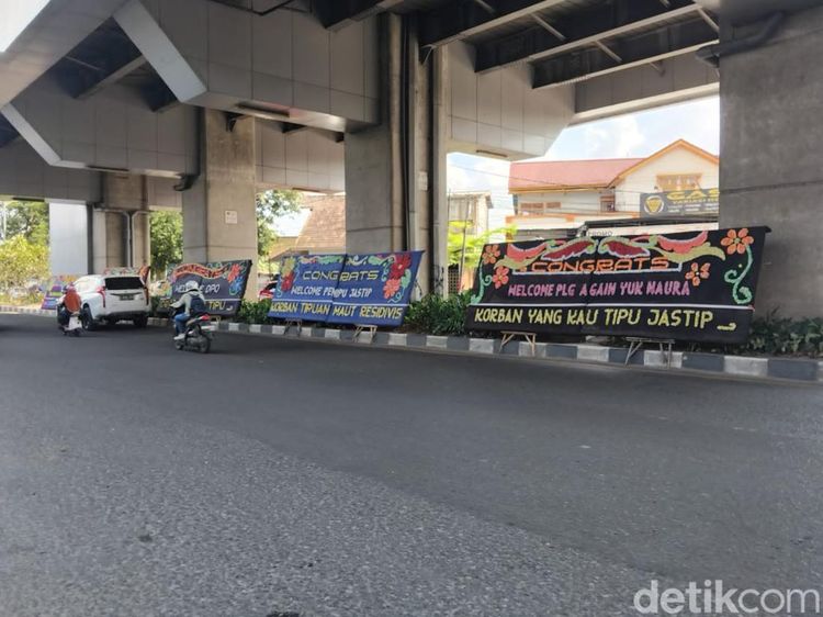 Karangan Bunga Sambut Selebgram Alnaura di Depan Kejari Palembang