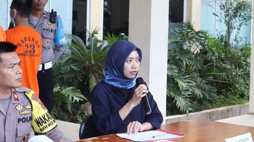 Kasat Reskrim Polres Lombok Tengah, Iptu Luk Luk Il Maqnun, saat konferensi pers di kantornya. (Edi Suryansyah/detikBali)