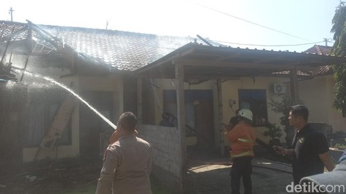 Kebakaran di asrama Brimob di Gilimanuk, Jembrana, Sabtu (26/10/2024).