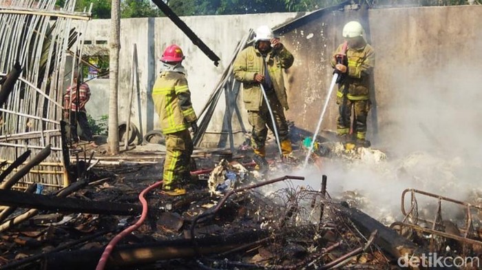 Pemadam kebakaran memadamkan api di rumah kawasan Nangsri Klaten, Sabtu (26/10/2024).