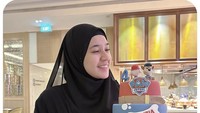 Terlepas dari masalah ini, sosok Dhini Aminarti rupanya kerap membagikan momen seru saat makan bersama keluarga dan teman hingga masak-masak. Foto: Instagram @dhiniaminarti