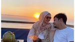 Keseruan Dhini Aminarti Saat Makan Bareng Suami hingga Masak