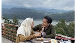 Keseruan Dhini Aminarti Saat Makan Bareng Suami hingga Masak