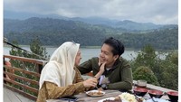 Adapun momen romantis ketika artis berusia 41 tahun itu menikmati aneka makanan di restoran dengan pemandangan asri. Makanan yang mereka nikmati mulai dari roti bakar hingga pisang bakar. Foto: Instagram @dhiniaminarti