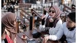 Keseruan Dhini Aminarti Saat Makan Bareng Suami hingga Masak