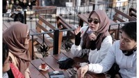 Kali ini pemain sinetron ‘Si Cecep’ sedang menunjukkan keseruan saat ngobrol bersama teman-temannya di Turki, sambil menikmati teh dan buah stroberi. Foto: Instagram @dhiniaminarti