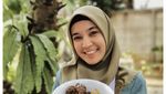 Keseruan Dhini Aminarti Saat Makan Bareng Suami hingga Masak