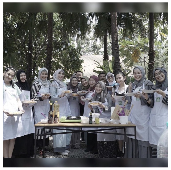 Keseruan Dhini Aminarti Saat Makan Bareng Suami hingga Masak Keseruan Dhini Aminarti Saat Makan Bareng Suami hingga Masak