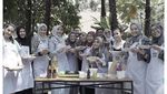 Keseruan Dhini Aminarti Saat Makan Bareng Suami hingga Masak