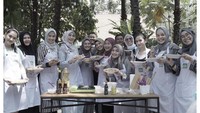 Begini keseruannya saat artis kelahiran Jakarta itu ikut kelas memasak bersama Oxone Online. Ia dan teman-teman artisnya berpose setelah memasak kreasi mereka. Foto: Instagram @dhiniaminarti