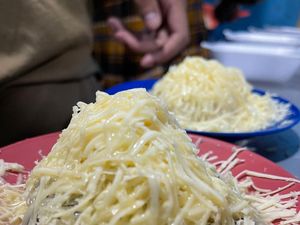 Cuma Jual Satu Menu, Tapi 5 Tempat Ini Antrenya Panjang!