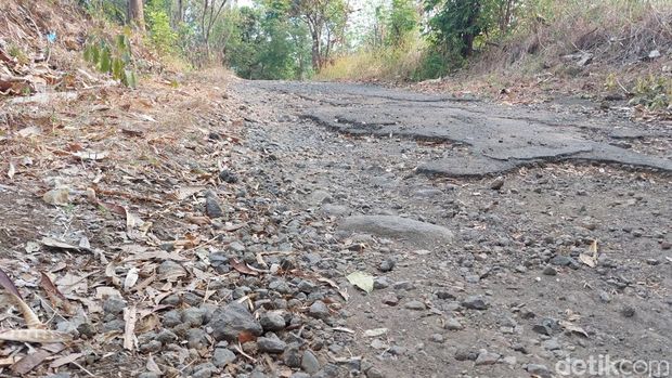 Kondisi jalan di blok Kedung Jumbleng, Kelurahan Argasunya, Kota Cirebon
