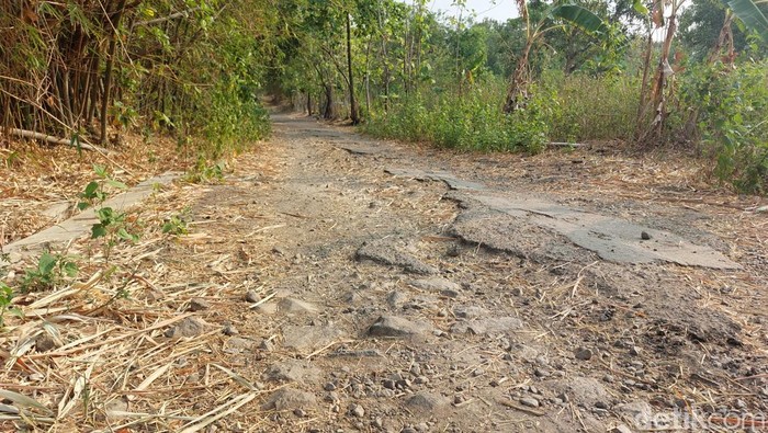 Kondisi jalan di blok Kedung Jumbleng, Kelurahan Argasunya, Kota Cirebon