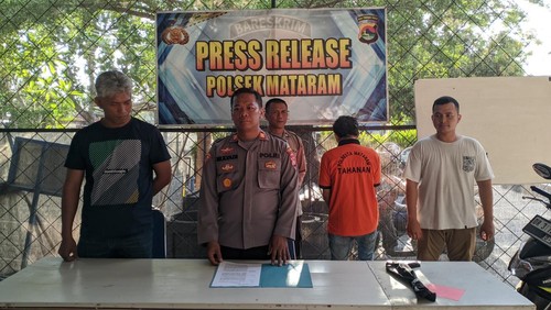 Konferensi pers Polsek Mataram perihal pengungkapan kasus pencurian kambing, Sabtu (26/10/2024). (Ahmad Viqi/detikBali)