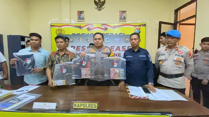 Polisi menggelar press release kasus pungli dana BOS di Disdikpora Majene, Sulawesi Barat (Sulbar).