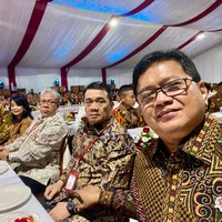 Para anggota Kabinet Merah Putih juga mengikuti malam keakraban menjadi rangkaian retreat Kabinet Merah Putih di Akademi Militer, Magelang. Kali ini, mereka diwajibkan memakai batik. (Foto: Dok. Viva Yoga)