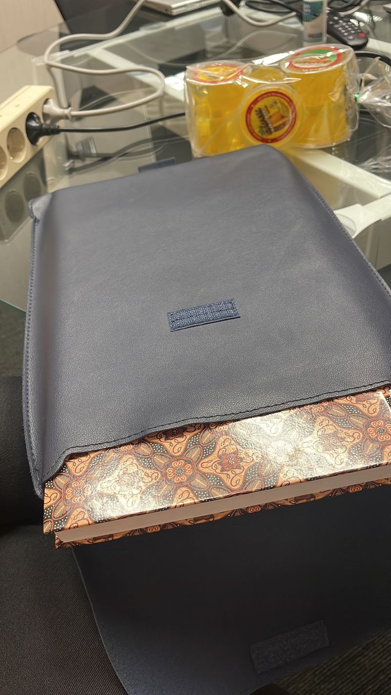 Tas laptop milik Rizqi Prasetia yang berganti menjadi buku usai menumpangi bus Rosalia Indah. Foto diunggah Sabtu (26/10/2024).