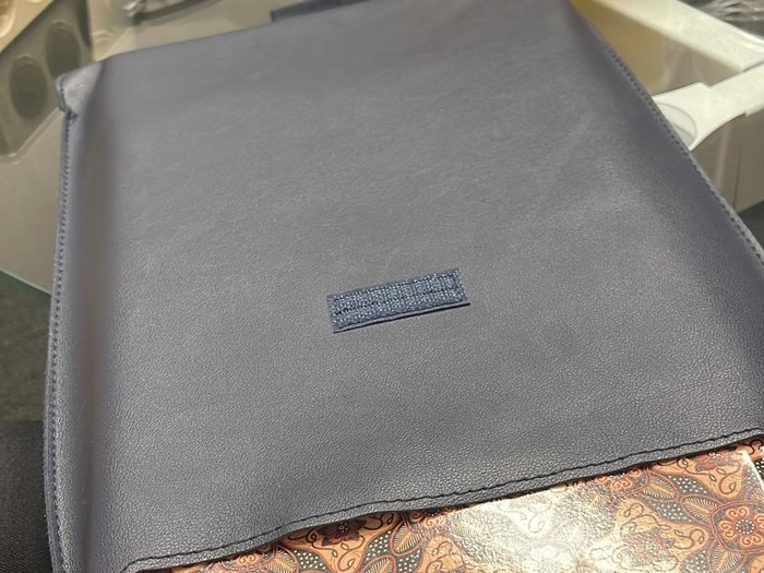 Tas laptop milik Rizqi Prasetia yang berganti menjadi buku usai menumpangi bus Rosalia Indah. Foto diunggah Sabtu (26/10/2024).