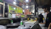 Martabak ini bernama Martabak S1 Bangka, konon sudah berjualan sejak 1996. Saking legendarisnya, kelezatan martabak yang satu ini sudah memiliki lima cabang yang tersebar di Jakarta Pusat. Foto: detikcom/Diah Afrilian