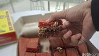 Sementara untuk varian menu martabak yang modern mereka menyediakan adonan red velvet. Adonannya yang empuk dan harum dapat dipadukan dengan berbagai topping sesuai keinginan pelanggan. Foto: detikcom/Diah Afrilian