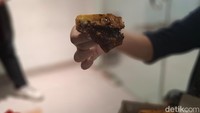 Martabak manis cokelat yang tebal dan legit jadi buruan para pekerja yang lewat di Sabang menuju ke rumah. Isiannya melimpah seolah membuat mulut tak sabar mengunyahnya. Foto: detikcom/Diah Afrilian