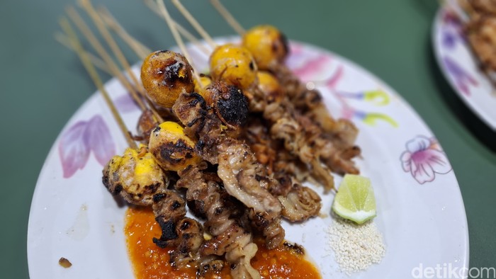 Di Jalan Sabang Ada Martabak Bangka Nikmat dan Sate Kulit Telur Legendaris