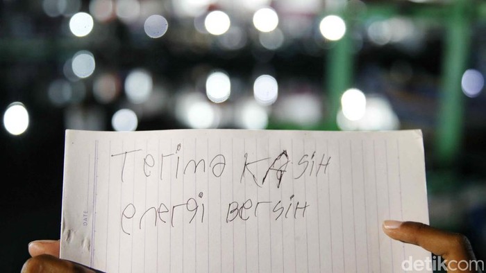Rumah panggung dan rumah apung di Muara Angke, Jakarta Utara, menggunakan PLTS sebagai sumber listriknya. Energi bersih itu digunakan untuk banyak keperluan.