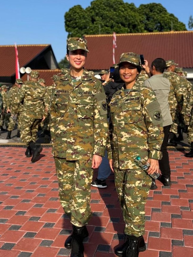 Widi juga tampak berpose hangat bersama Wakil Menteri Pariwisata, Ni Luh Puspa. Mantan jurnalis itu akan bersinergi dengan Widi dalam bekerja sebagai menteri. Foto: (Instagram/Widiyanti Putri Wardhana)