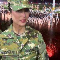 Menteri Pariwisata Widiyanti Putri Wardhana tampil berbeda saat mengikuti retret dan pembekalan Kabinet Merah Putih di Akademi Militer (Akmil) Magelang, Jawa Tengah. Dikenal dengan penampilan elegannya, kali ini Widi tampil dengan seragam militer khas TNI. Foto: (Instagram/Widiyanti Putri Wardhana)