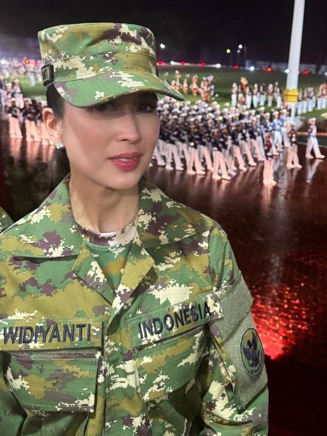 Menteri Pariwisata Widiyanti Putri Wardhana tampil berbeda saat mengikuti retret dan pembekalan Kabinet Merah Putih di Akademi Militer (Akmil) Magelang, Jawa Tengah. Dikenal dengan penampilan elegannya, kali ini Widi tampil dengan seragam militer khas TNI. Foto: (Instagram/Widiyanti Putri Wardhana)