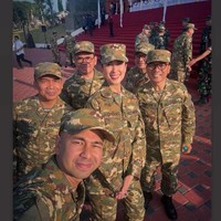 Di tengah kegiatan, Widi juga sempat berpose bersama Raffi Ahmad, yang turut mengikuti pembekalan dalam acara tersebut. Foto: (Instagram/Widiyanti Putri Wardhana)