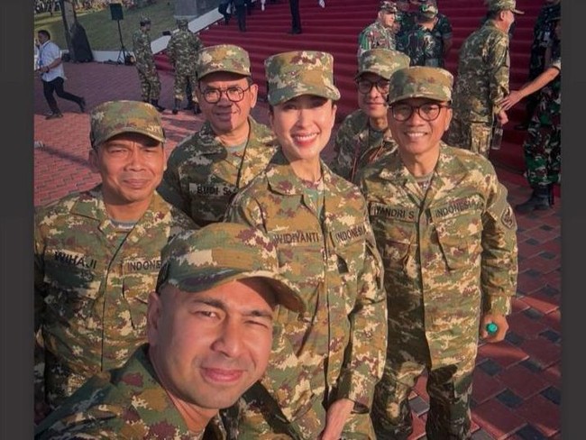 Di tengah kegiatan, Widi juga sempat berpose bersama Raffi Ahmad, yang turut mengikuti pembekalan dalam acara tersebut. Foto: (Instagram/Widiyanti Putri Wardhana)