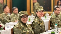 Kompak memakai seragam militer, suasana makan malam di pembekalan kabinet juga dibagikan oleh Menpar Widiyanti. (Instagram/Widiyanti Putri Wardhana)