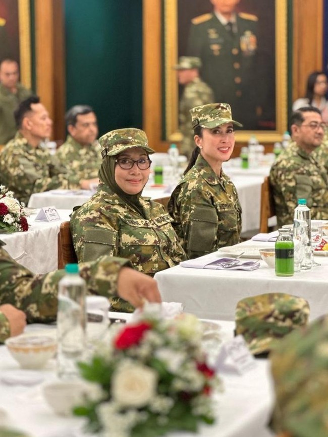 Dengan arahan langsung dari Presiden Prabowo, latihan ini menjadi sarana untuk menyamakan frekuensi dan melatih kedisiplinan dalam Kabinet Merah Putih. Foto: (Instagram/Widiyanti Putri Wardhana)