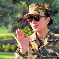 Dalam unggahan di akun Instagram @widi.wardhana, ia membagikan beberapa momen menarik selama kegiatan tersebut. Dalam momen pertama yang diunggah, Widi terlihat mengenakan kacamata hitam sambil melambaikan tangan ke arah kamera. Foto: (Instagram/Widiyanti Putri Wardhana)