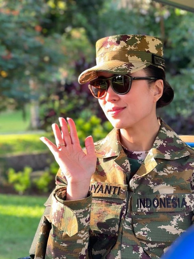 Dalam unggahan di akun Instagram @widi.wardhana, ia membagikan beberapa momen menarik selama kegiatan tersebut. Dalam momen pertama yang diunggah, Widi terlihat mengenakan kacamata hitam sambil melambaikan tangan ke arah kamera. Foto: (Instagram/Widiyanti Putri Wardhana)