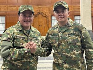 Foto Bareng Mayor Teddy, Erick Thohir: Kalau Udah Salaman Begini, Apa Artinya?