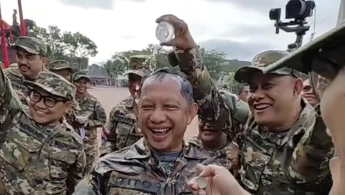 Momen Mendagri Tito Karnavian mendapat kejutan hingga diguyur air di tengah retreat Kabinet Merah Putih di Akmil Magelang, Jawa Tengah. (Foto: Tangkapan layar instagram @isyanabagoesoka)