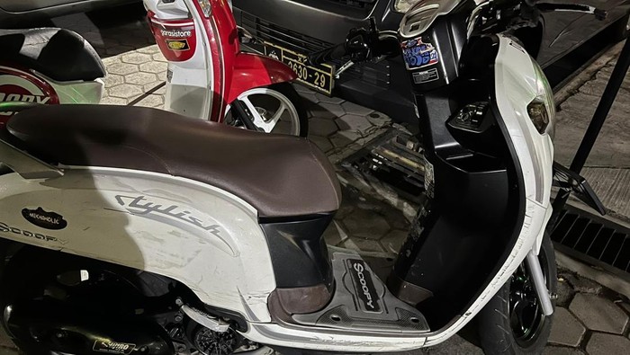 Motor yang digunakan pelaku penyebetan ikat pinggang terhadap korban di Plumbon, Banguntapan, Bantul, Jumat (25/10/2024).